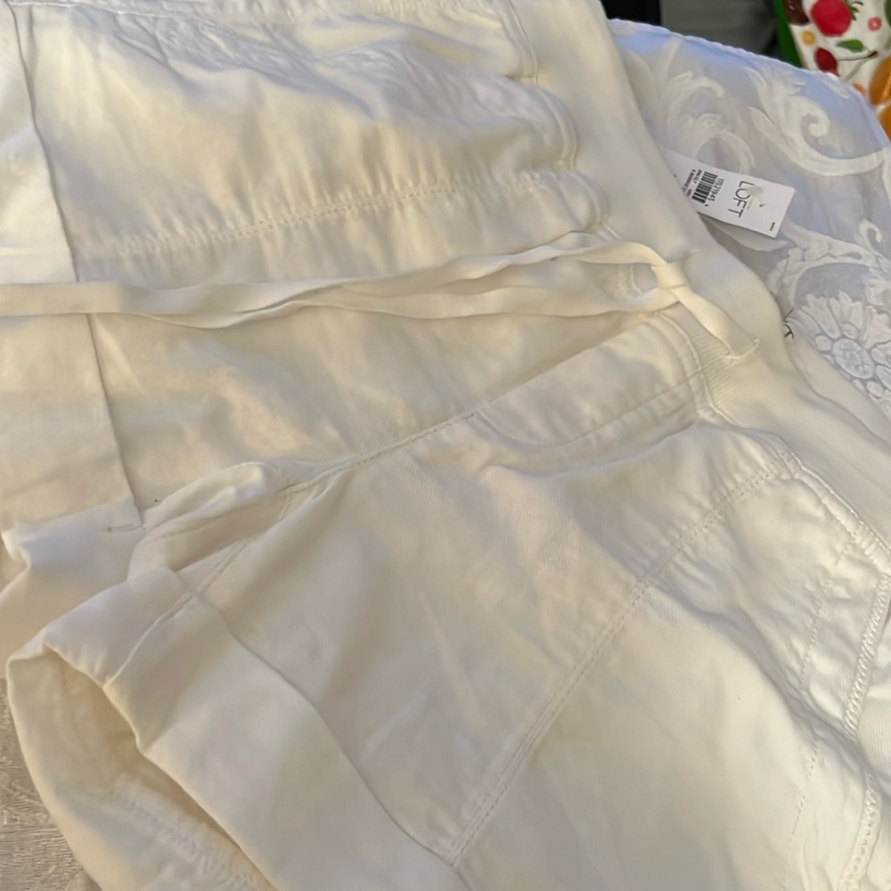 Loft - white pull up shorts  with pockets on the front & back